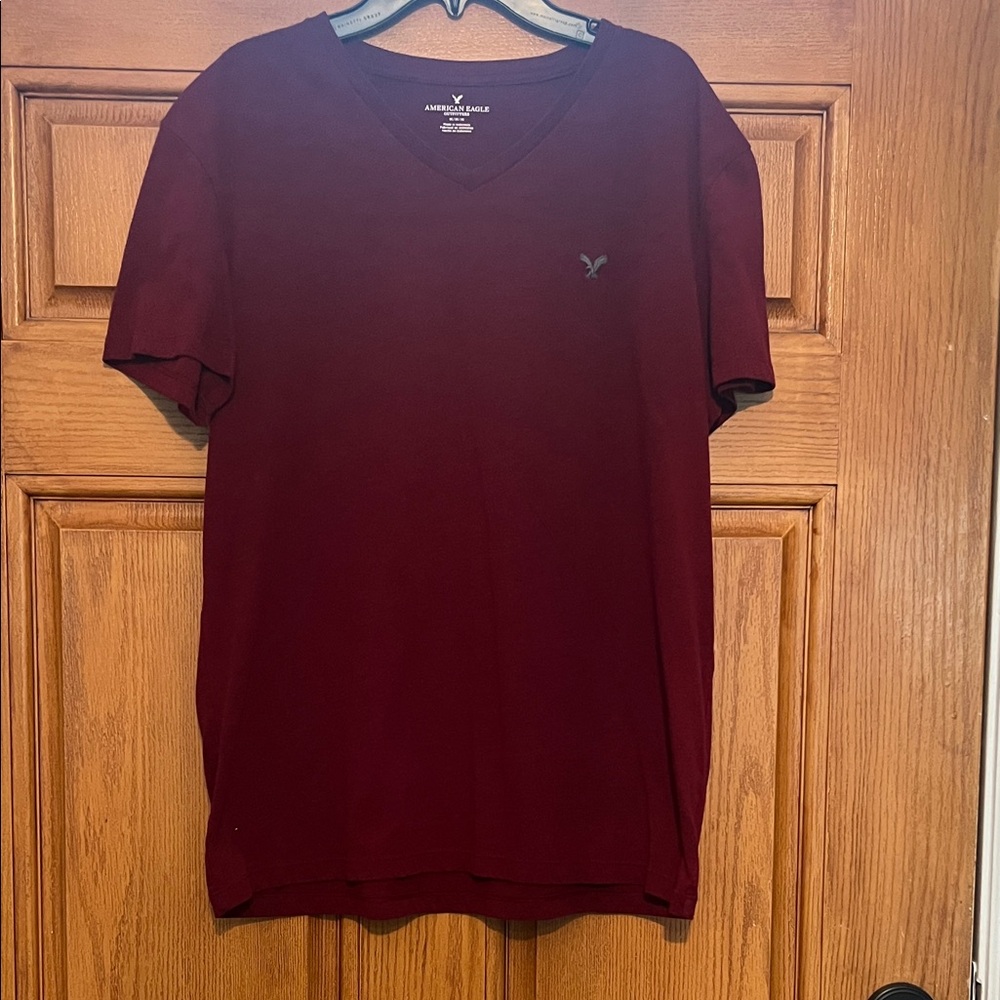 American Eagle Outfitters V-Neck Tee in Burgundy